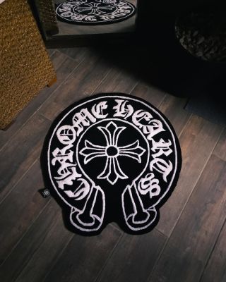 @bdk_rugs keeps it bold and luxe with this Chrome Hearts–inspired tuft — clean contrast, sharp curves, and serious edge...