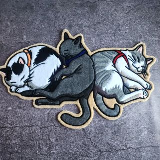 @yonkarugs captures pure comfort in this tufted trio — three sleeping cats, perfectly cozy and flawlessly crafted 🐾💤...