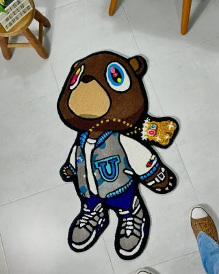 @celotapetes drops a classic with this iconic bear tuft — a tribute to hip hop culture, album art, and timeless style 🐻🎓...