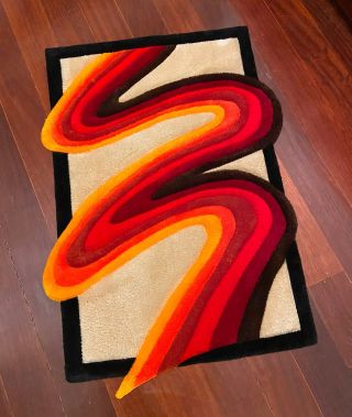 @vibinrugs brings the heat with this flowing flame of a tuft — a fiery swirl that breaks out of the frame and sets the...