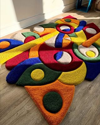 @pey_pey_rugs brings geometry to life with this bold, multi-layered masterpiece 🔵🟡 A celebration of color, texture, and...