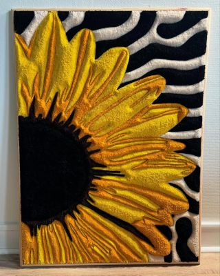 @pey_pey_rugs brought the heat with this sunflower piece — bold contrast, clean execution, and a whole other energy 🌻🖤...